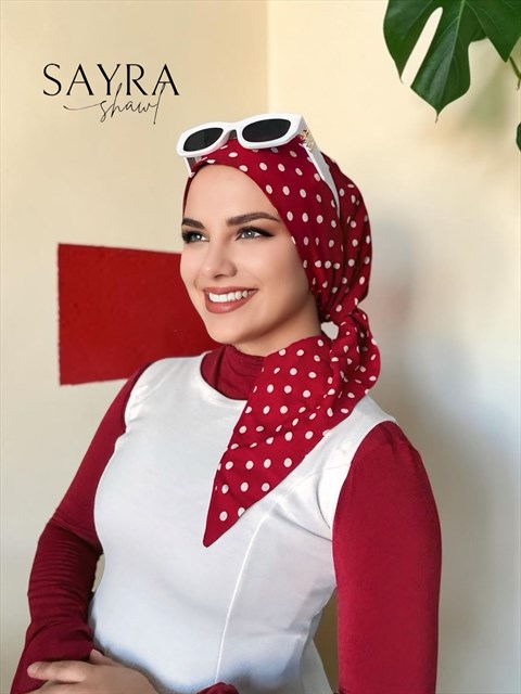 Yazgülü Boneli Eşarp Kırmızı Puantiyeli